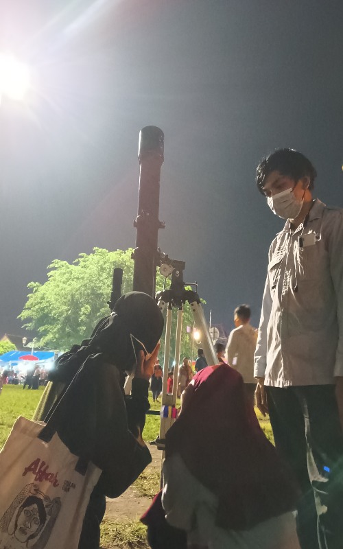 Anggota Komunitas Penjelajah Langit meneropong benda langit dengan menggunakan teleskop saat kegiatan Jogja Meneropong di Alun-Alun Kidul, Sabtu (11/6/2022)./Harian Jogja-Lajeng Padmaratri