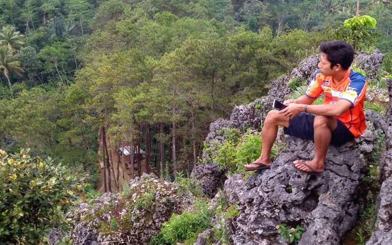 Pengunjung duduk di atas gugusan karang di puncak Bukit Sibutrong./Instagram @sigitkompleh92