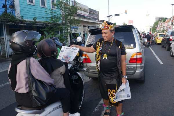 Direktur Bisnis dan Konten Harian Jogja, Anton Wahyu Prihartono membagikan koran saat perayaan HUT ke-15 Harian Jogja./Harian Jogja-Gigih M. Hanafi