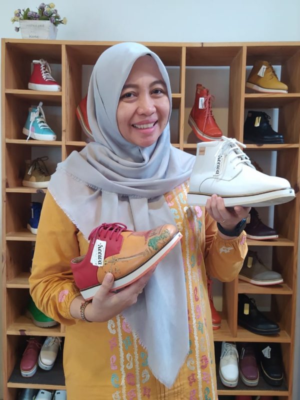 Owner Keewa, Dani Ika Suryandari menunjukkan sepatu produksinya./Harian Jogja-Sirojul Khafid