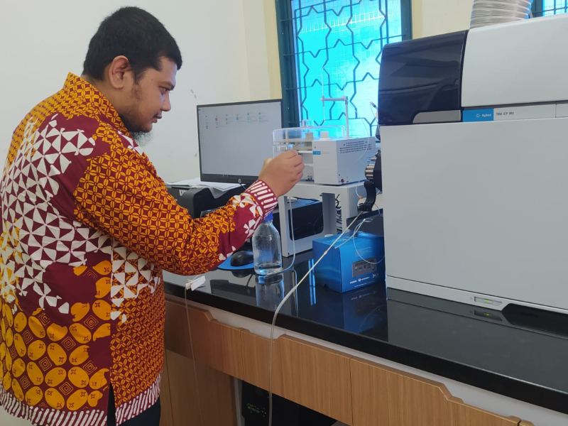 Fajri tengah meneliti kandungan air di Laboratorium Prodi TL UII./Harian Jogja-Sirojul Khafid