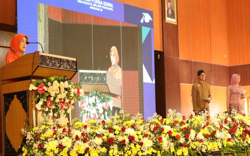 Kepala SMK SMTI Yogyakarta Ening Kaekasiwi memberikan sambutan saat acara wisuda siswa SMK SMTI Yogyakarta, Sabtu (28/11).