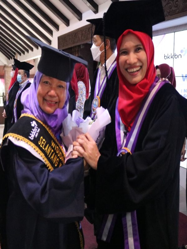 Dwi Endah Kurniasih (kanan) bersama seorang wisudawan lansia./Dok. Pribadi