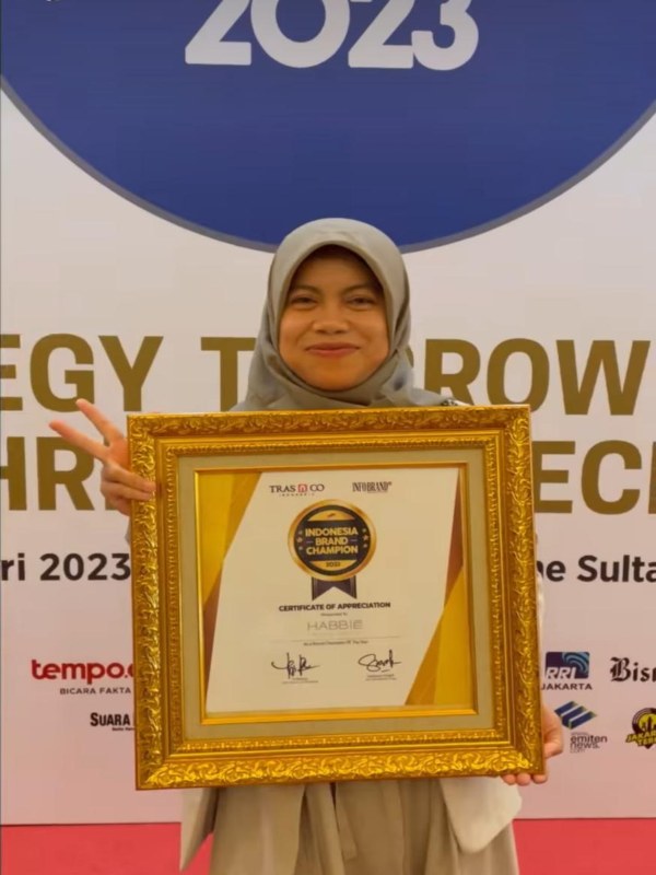 Novita Anggraeni saat menerima penghargaan Indonesia Brand Champion 2023./Dok. Pribadi