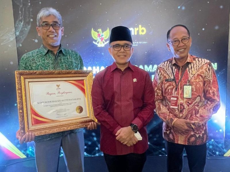 Kantor Imigrasi TPI Kantor Imigrasi Kelas I TPI Yogyakarta menerima penghargaan Kementerian/Lembaga Khusus Terbaik Hasil Pemantauan dan Evaluasi Penyelenggaraan Pelayanan Publik Tahun 2022./Istimewa