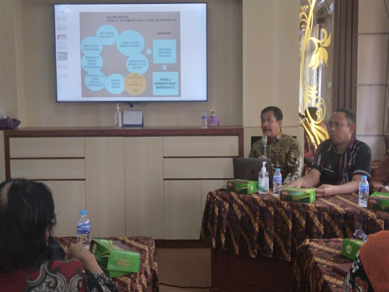 Ketua Komisi A DPRD DIY, Eko Suwanto (kedua dari kanan) saat sosialisasi perlindungan hak pilih penduduk di Kemantren Gondokusuman, Kamis (8/12)./Harian Jogja-Yosef Leon