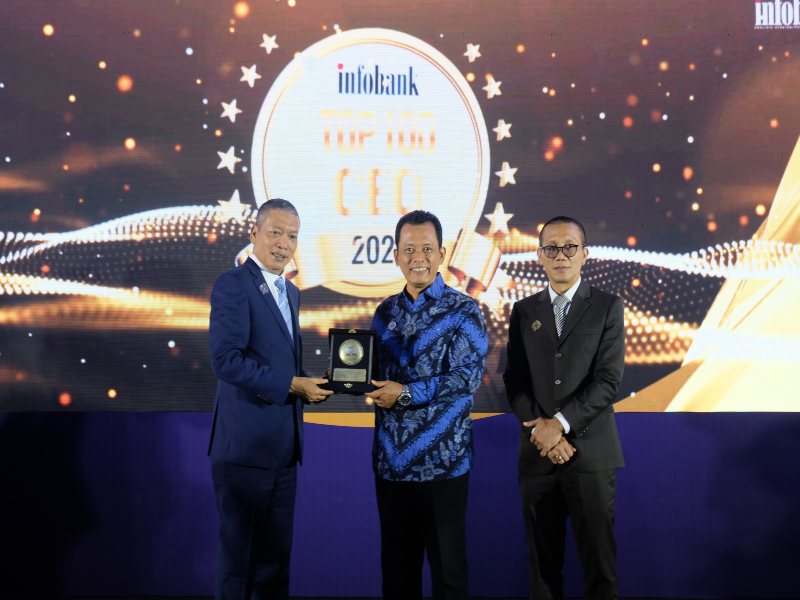 Direktur Utama Bank BPD DIY, Santoso Rohmad (tengah) menerima penghargaan sebagai Top 100 CEO 2022./Istimewa 