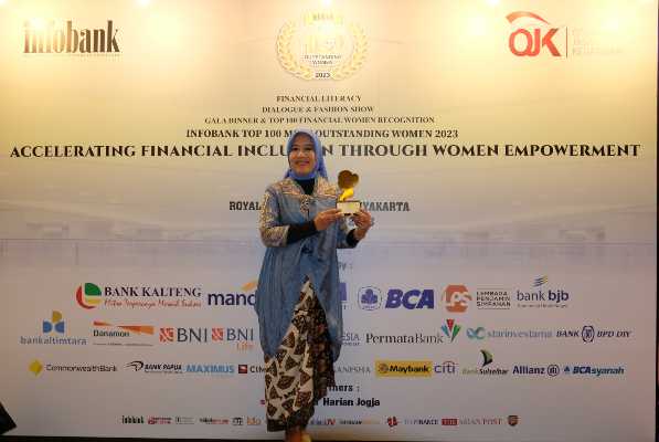Direktur Kepatuhan Bank BPD DIY, Dian Ari Ani menerima penghargaan Top 100 Most Outstanding Women 2023 dari Infobank.