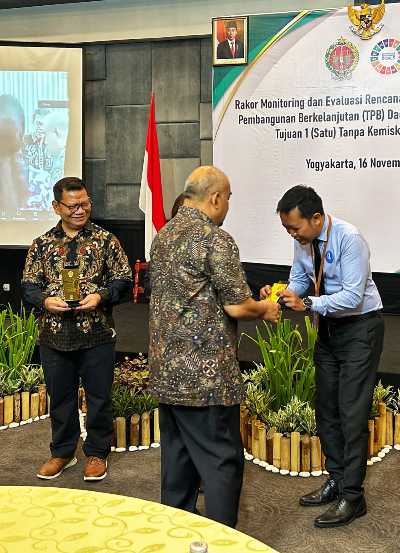 Direktur Umum Bank BPD DIY, Hudan Mulyawan (kanan) menerima penghargaan dari Pemda DIY terkait dengan dukungan BPD DIY terhadap pencapaian SDG's yang diserahkan oleh Wakil Gubernur DIY, KGPAA Paku Alam X.
