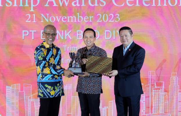 Direktur Pemasaran dan Usaha Syariah Bank BPD DIY, R. Agus Trimurjanto (tengah) menerima penghargaan 6th ASEAN Rural Development and Poverty Eradiction Leadership Award.