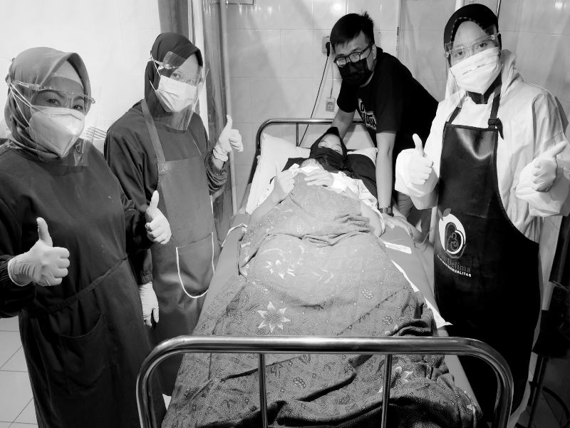 Para pendamping ibu melahirkan, keluarganya, dan dokter yang menanganinya yang dipotret Galuh Permathasari./Istimewa