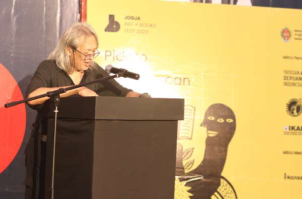 Seno Gumira Ajidarma membacakan pidato kebudayaannya di The Ratan, Selasa (2/5/2023)