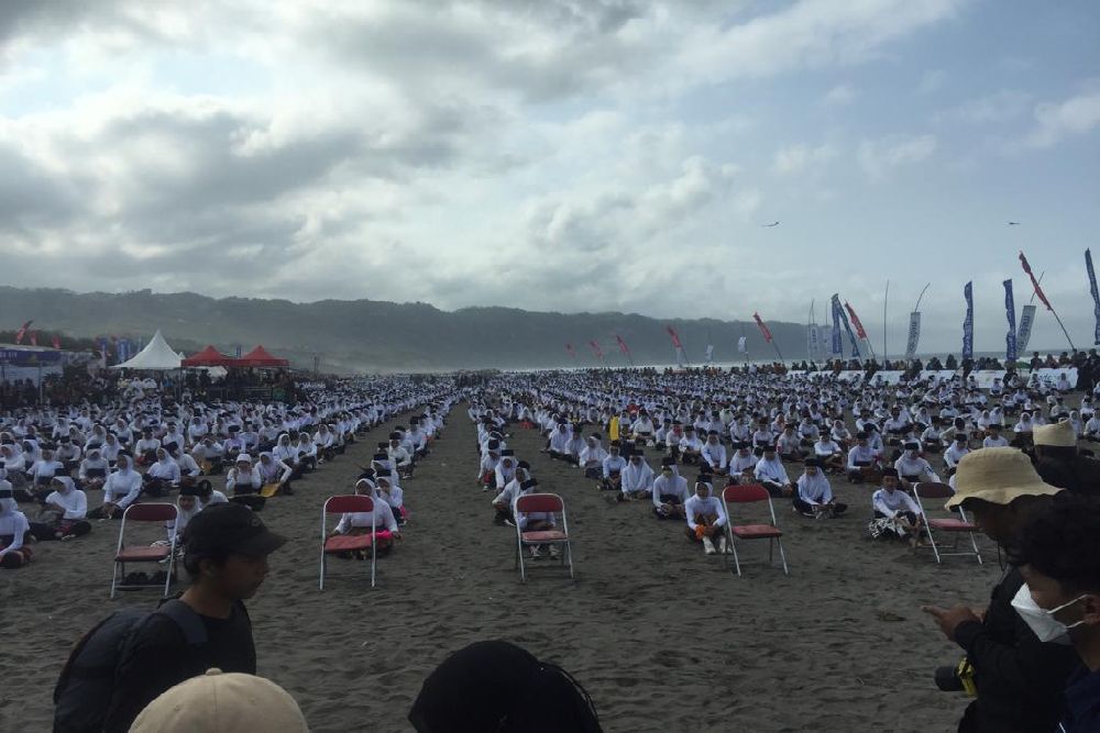 10.000 pelajar di Bantul mengikuti tari Montro di Pantai Parangkusumo Bantul untuk rekor MURI, Sabtu (26/8/2023) Gigih M Hanafi