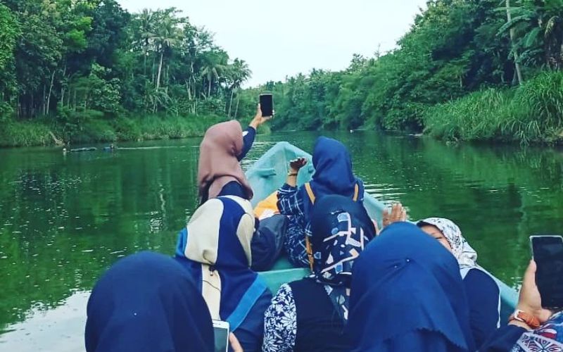 Pengunjung menyusuri Sungai Oya./Instagram @Wulenpari