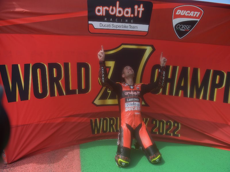 Alvaro Bautista berselebrasi setelah mengunci gelar Juara Dunia WSBK 2022 di Pertamina Mandalika International Street Circuit, KEK Mandalika, Minggu (13/11/2022)./Antara