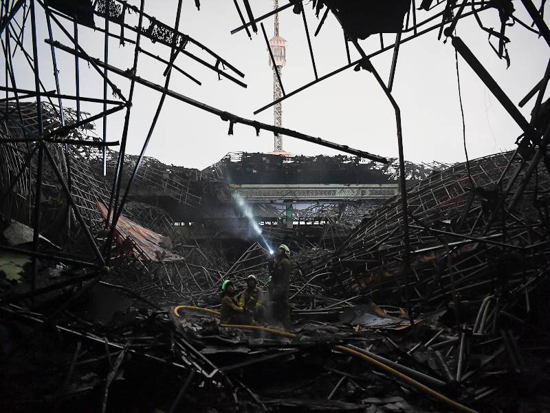 Sejumlah petugas berada di antara reruntuhan kubah Masjid Islamic Center Jakarta di Koja, Jakarta Utara, Rabu (19/10/2022)./Antara