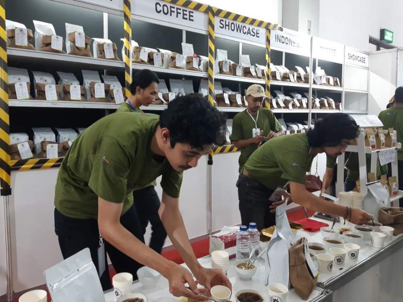Salah satu peserta berkasi dalam kompetisi di Jogja Coffee Week 2, di JEC, Jumat (2/9/2022)./Harian Jogja-Lugas Subarkah