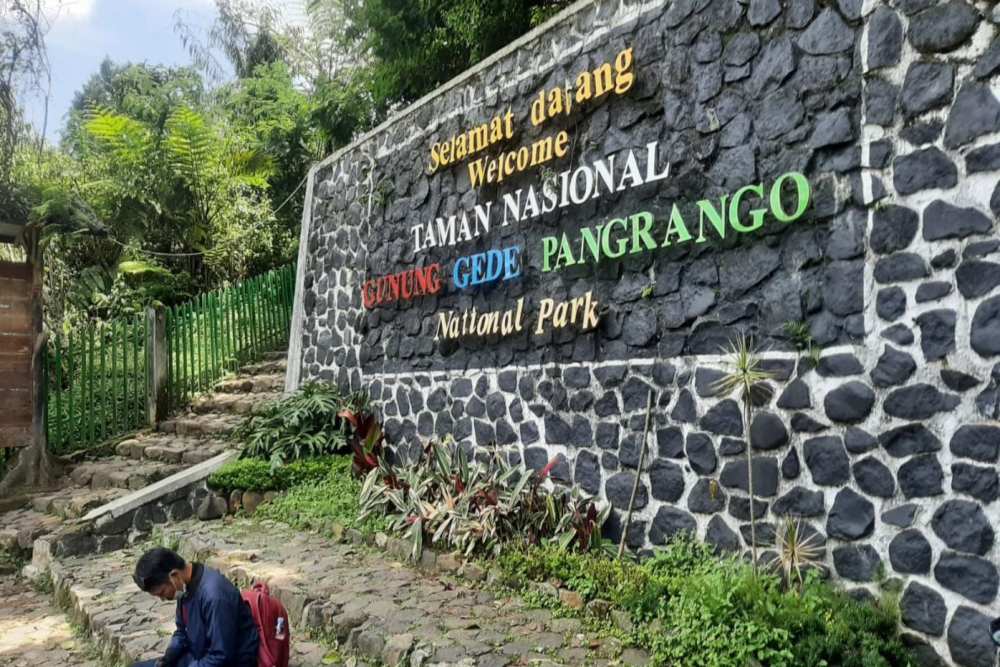 Cuaca Buruk Dan Muncul Es Jalur Pendakian Gunung Gede Pangrango