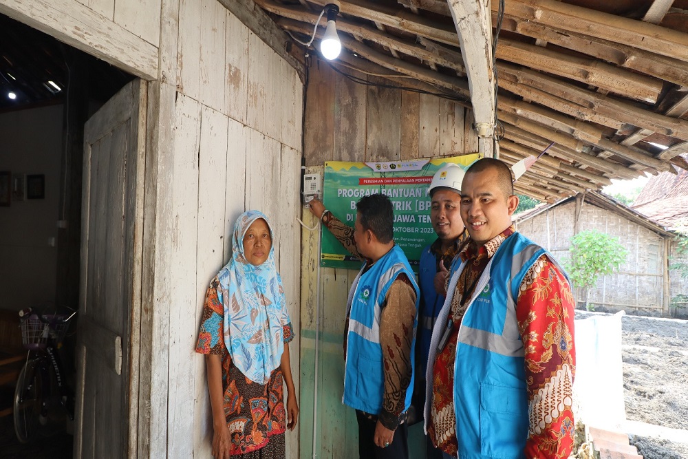 Jelang Hari Listrik Nasional Sinergi Pln Esdm Bantu Warga Pasang