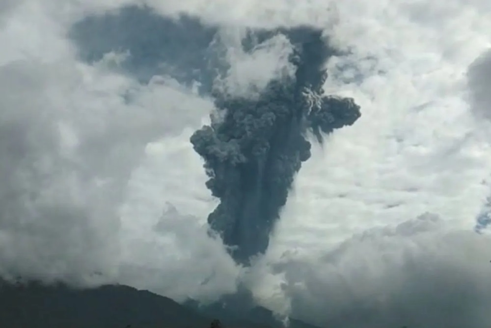 Erupsi Gunung Marapi Keluarkan Suara Gemuruh Dan Melontarkan Batu Api