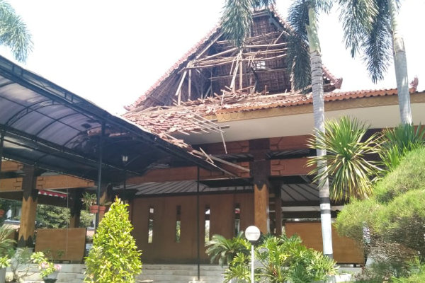 Bagian atap Pendopo Parasamya di kompleks Kantor Pemerintahan Kabupaten Bantul yang runtuh, Rabu (14/8) siang.