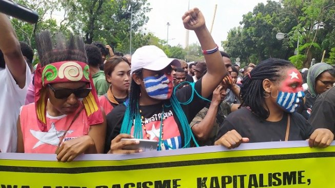 Komite Mahasiswa Anti Rasisme, Kapitalisme, Kolonialisme dan Militerisme menggelar aksi damai di depan Mabes TNI dan Istana Negara, Rabu (28/8/2019)./[Suara.com-Stephanus Aranditio