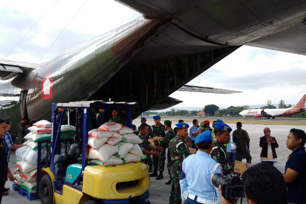 Sejumlah bantuan dinaikkan ke pesawat Hercules A1315 milik TNI AU di Pangkalan Udara (Lanud) TNI AU Adisutjipto menuju Lanud Rembiga, Lombok, Sabtu (11/8/2018)./Harian Jogja-Irwan A. Syambudi