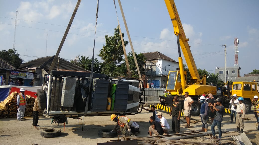 Proses evakuasi mobil Land Rover yang terporosok di jalan amblas proyek underpass Kentungan, Sleman, Selasa (23/7)./Harian Jogja-Desi Suryanto 
