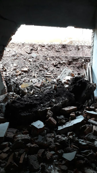 Kondisi rumah yang terkena longsoran tanggul, Rabu (28/11/2018)./Ist-Dok Warga