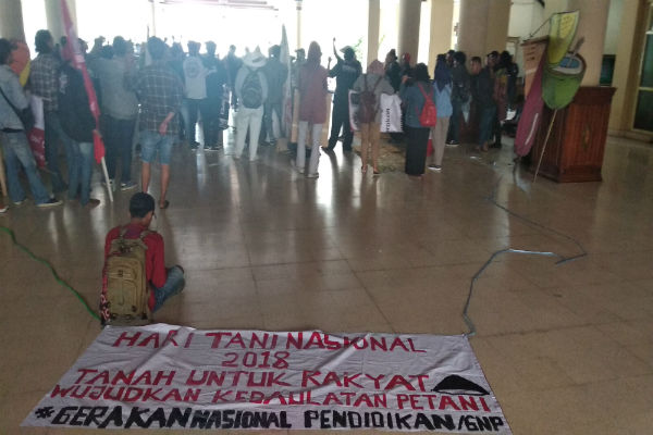 Aliansi Peduli Petani (API) menggelar spanduk saat demonstrasi di Loby DPRD DIY memperingati Hari Tani Nasional, Senin (24/9/2018)./Harian Jogja-Irwan A. Syambudi