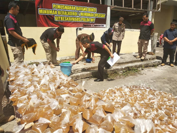 Pemusnahan ribuan bungkus miras jenis lapen di Polda DIY, Sleman, Selasa (4/9/2018)./Harian Jogja-Irwan A. Syambudi