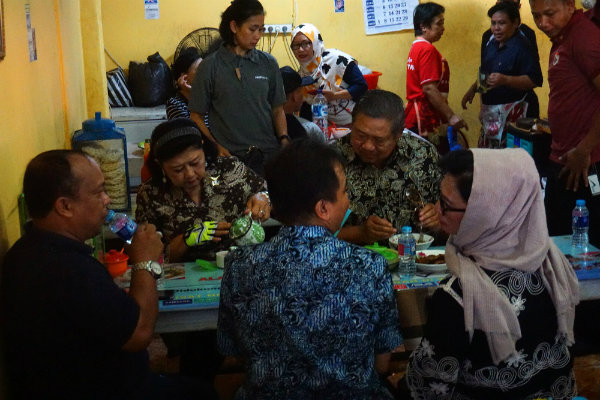Presiden keenam Republik Indonesia, Susilo Bambang Yudhoyono (SBY)  saat menyantap bakso di salah satu warung makan di taman   parkir Pasar Argosari, Wonosari, Senin (10/12/2018)./Harian Jogja-Herlambang Jati Kusumo