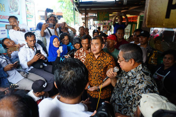 Presiden keenam Republik Indonesia, Susilo Bambang Yudhoyono (SBY)  saat bernyanyi bersama pengamen di taman parkir Pasar   Argosari, Wonosari, Senin (10/12/2018)./Harian Jogja-Herlambang Jati Kusumo