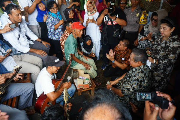 Presiden keenam Republik Indonesia, Susilo Bambang Yudhoyono (SBY)  saat bernyanyi bersama pengamen di taman parkir Pasar   Argosari, Wonosari, Senin (10/12/2018)./Harian Jogja-Herlambang Jati Kusumo