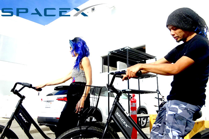 Venzha saat berkeliling ke fasilitas SpaceX menggunakan sepeda khusus SpaceX (Dokumentasi pribadi Venzha)