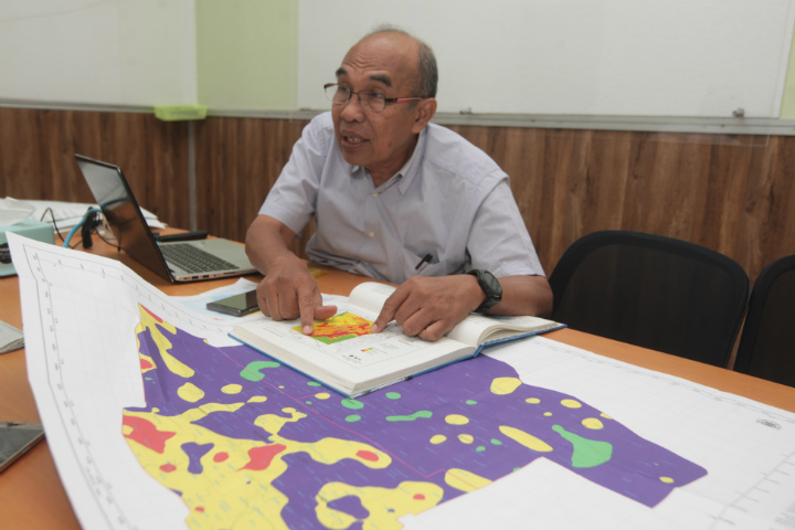 Prof. Subagyo Pramumijoyo, Guru Besar Geologi Fakultas Teknik UGM menjelaskan peta mikro zonasi gempa bumi di DIY hasil penelitiannya. (Harian Jogja/Desi Suryanto)