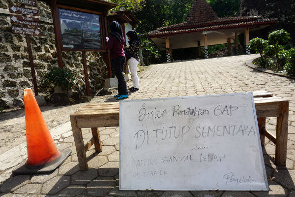 Informasi penutupan Kawasan wisata Gunung Api Purba Nglanggeran, di Desa Nglanggeran, Kecamatan Patuk, Rabu (21/11/2018)./Harian Jogja-Herlambang Jati Kusumo