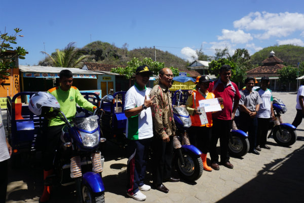 Penyerahan bantuan kendaraan roda tiga untuk mengangkut sampah, di Pantai Drini, Desa Banjarejo, Kecamatan Tanjungsari, Jumat (28/9/2018)./Harian Jogja-Herlambang Jati Kusumo