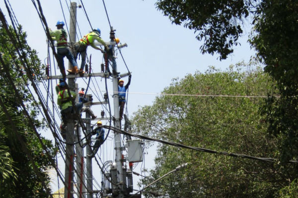 Sejumlah petugas dari PLN sedang memindahkan jaringan listrik dari tiang lama ke tiang baru di Jalan Suroto, Kamis (4/10/2018)./Harian Jogja-Abdul Hamid Razak