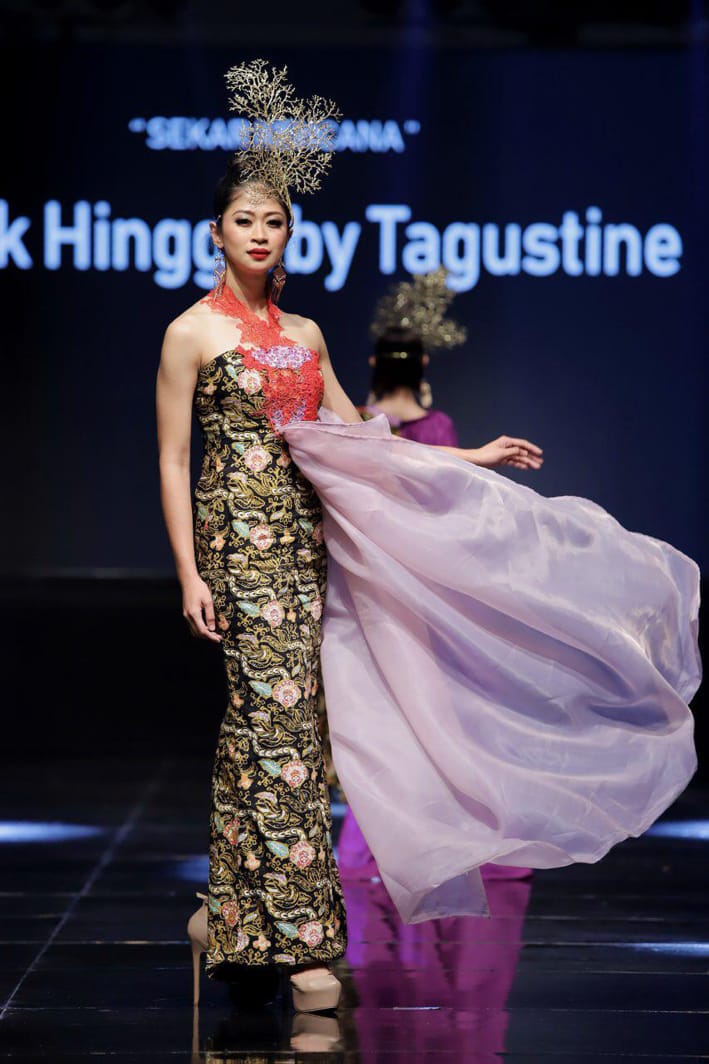 Salah satu model memeragakan pakaian dengan Batik Hinggil dalam JFW 2018 pekan lalu./Ist-Batik Hinggil