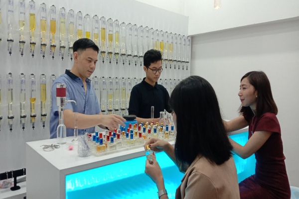 Owner perfume bar By Him Hedy Suherman (baju biru) melayani konsumen di gerai By Him di Jogja City Mall, Sleman, Kamis (8/8)./ Harian Jogja/Kusnul Isti Qomah