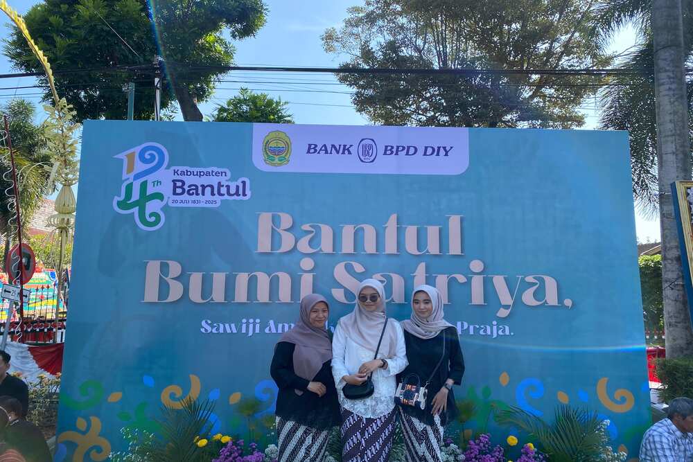 Tamu undangan saat berfoto di foto booth upacara puncak hari jadi Bantul ke-194/ Harian Jogja-Kiki Luqman