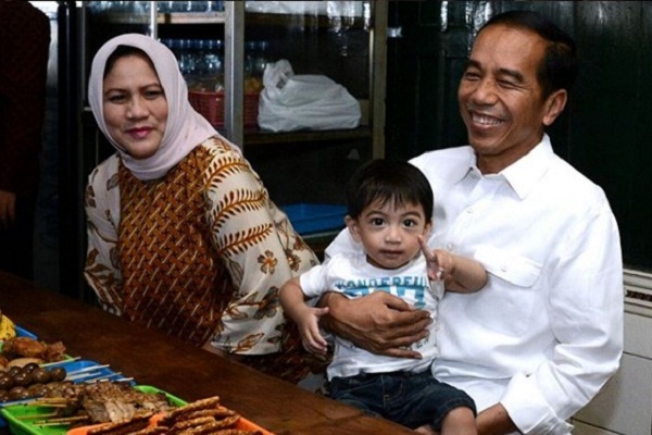 Bawa Minuman Dibungkus Kantong Plastik, Iriana Jokowi Dibilang Mirip Ibu-Ibu Biasa