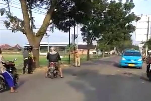 Acungkan Airsoft Gun, Seorang Pria Mengamuk di Jalan Raya 
