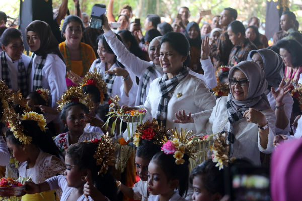 Asyiknya Iriana Jokowi Menari di Bali