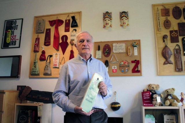 Pria Ini Mengoleksi 15.000 Gantungan Do Not Disturb Hotel-Hotel di Seluruh Dunia