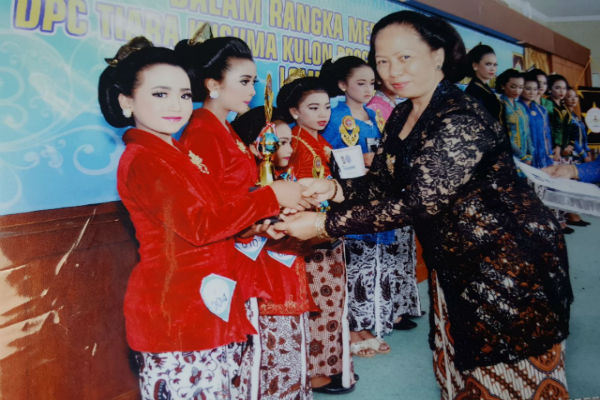 Tiara Kusuma Ingin Anak Muda Terbiasa Pakai Berkebaya