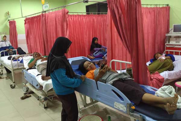 Diduga Keracunan Rendang saat Pesta Pernikahan, Puluhan Warga Kalinongko Dilarikan ke Rumah Sakit