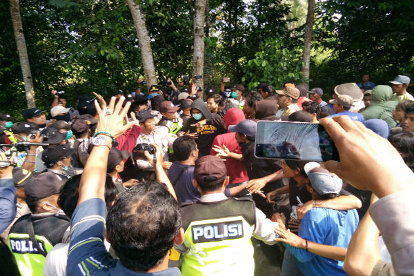 BANDARA KULONPROGO : Pemagaran Lahan NYIA Memanas, Polisi Gotong Warga yang Duduki Jalan