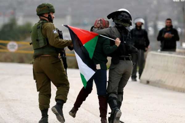 Heroik! Perempuan Palestina Berada di Baris Depan saat Bentrok di Jalur Gaza
